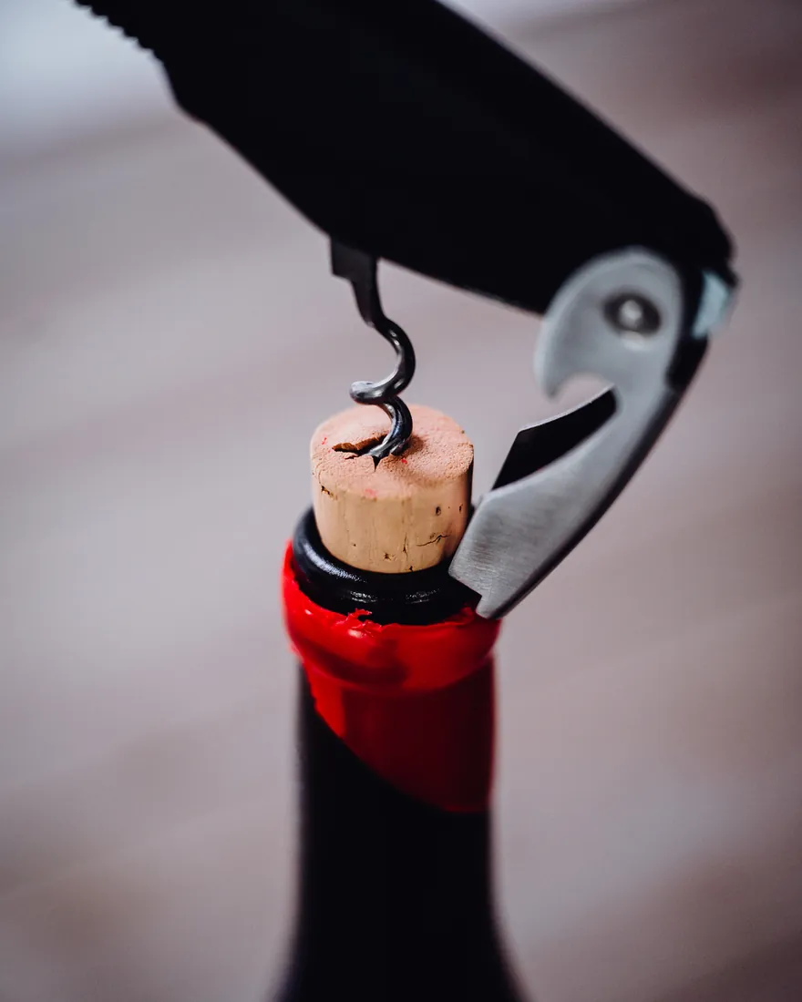 Korken wird aus der Flasche gezogen