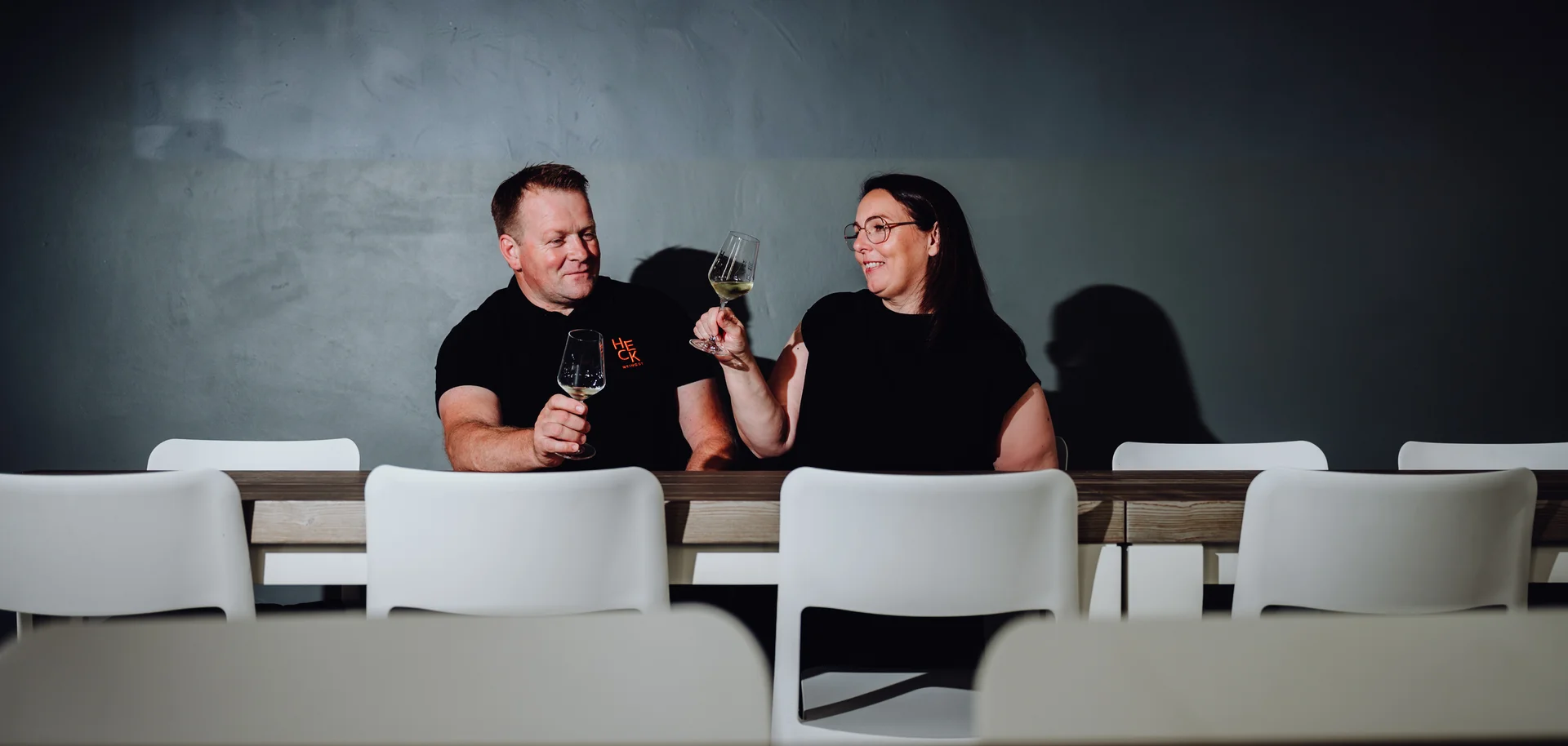 Heck-Weinglas und Flasche auf einem Holztisch