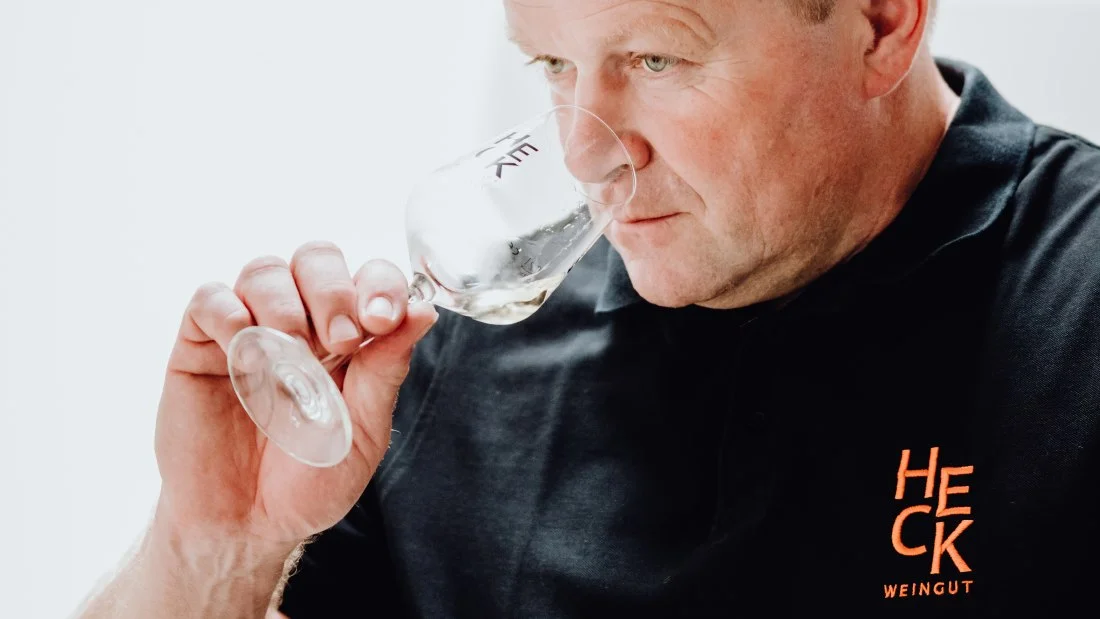 Dieter Heck verkostet einen Weißwein
